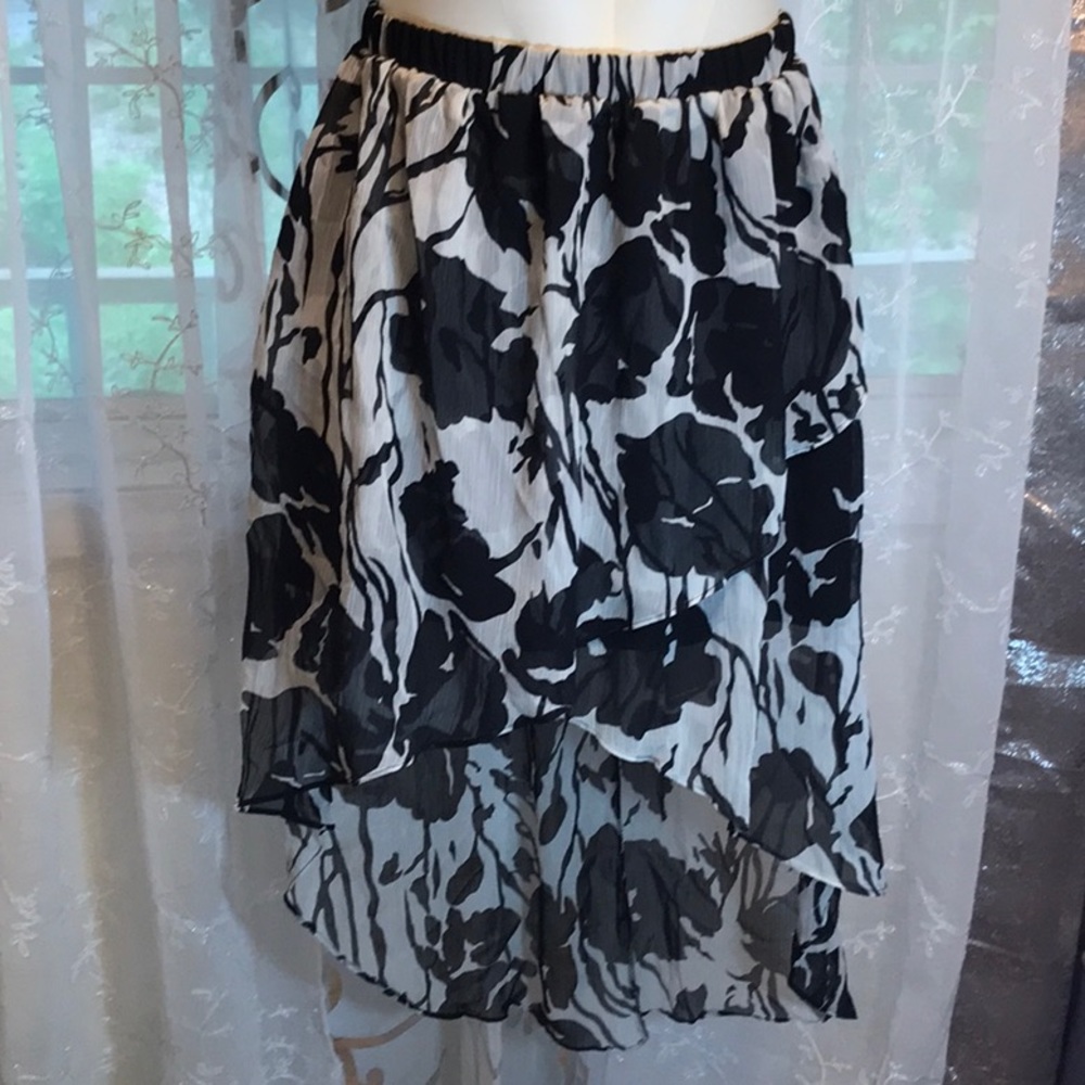 Black and white hi low skirt 🎹